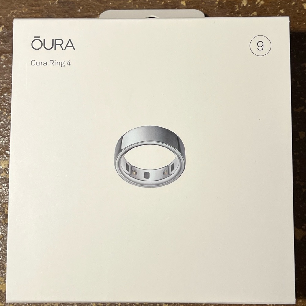 Oura Ring Gen 4 Size 9, Silver, Complete Set with Charger